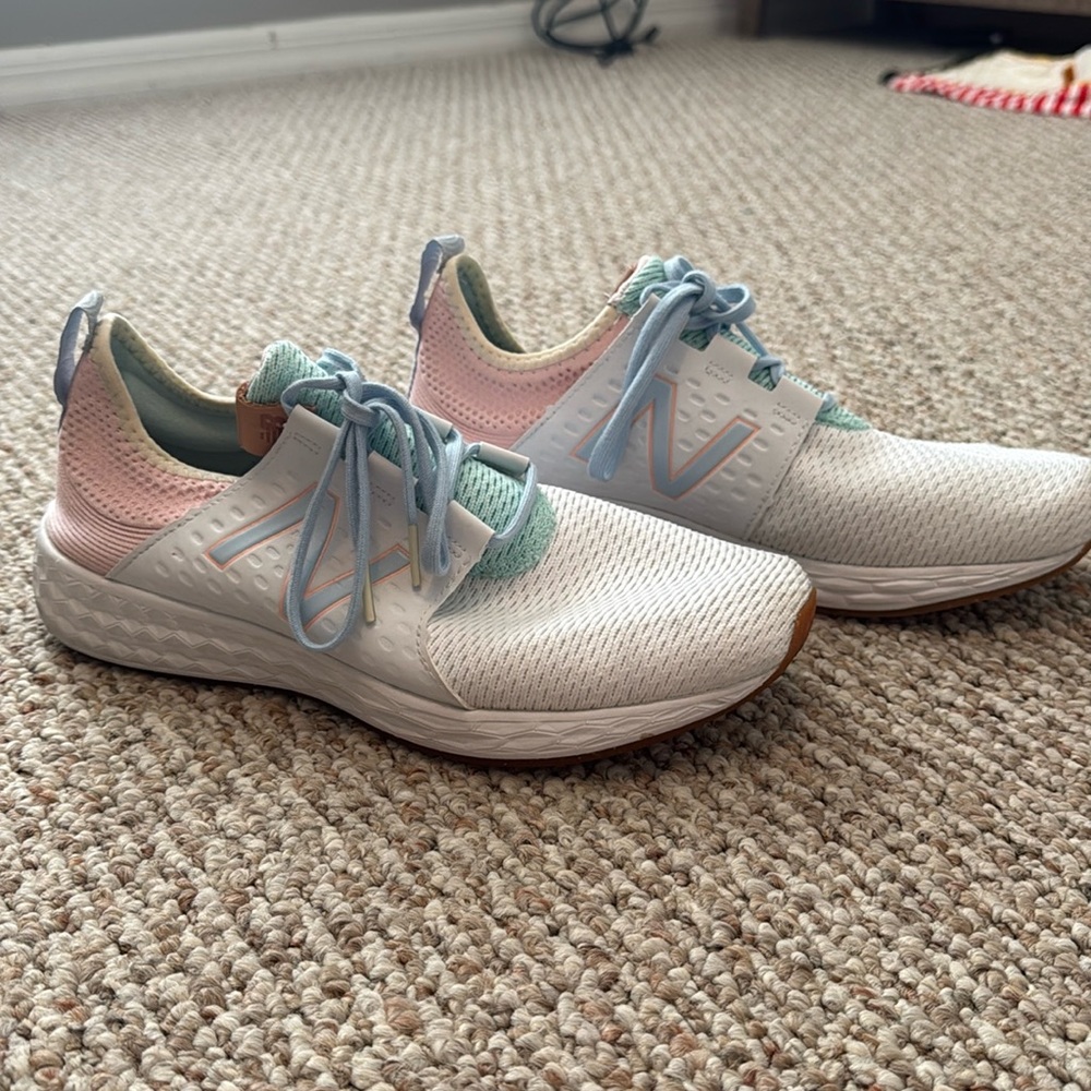 White new balance women's sneakers